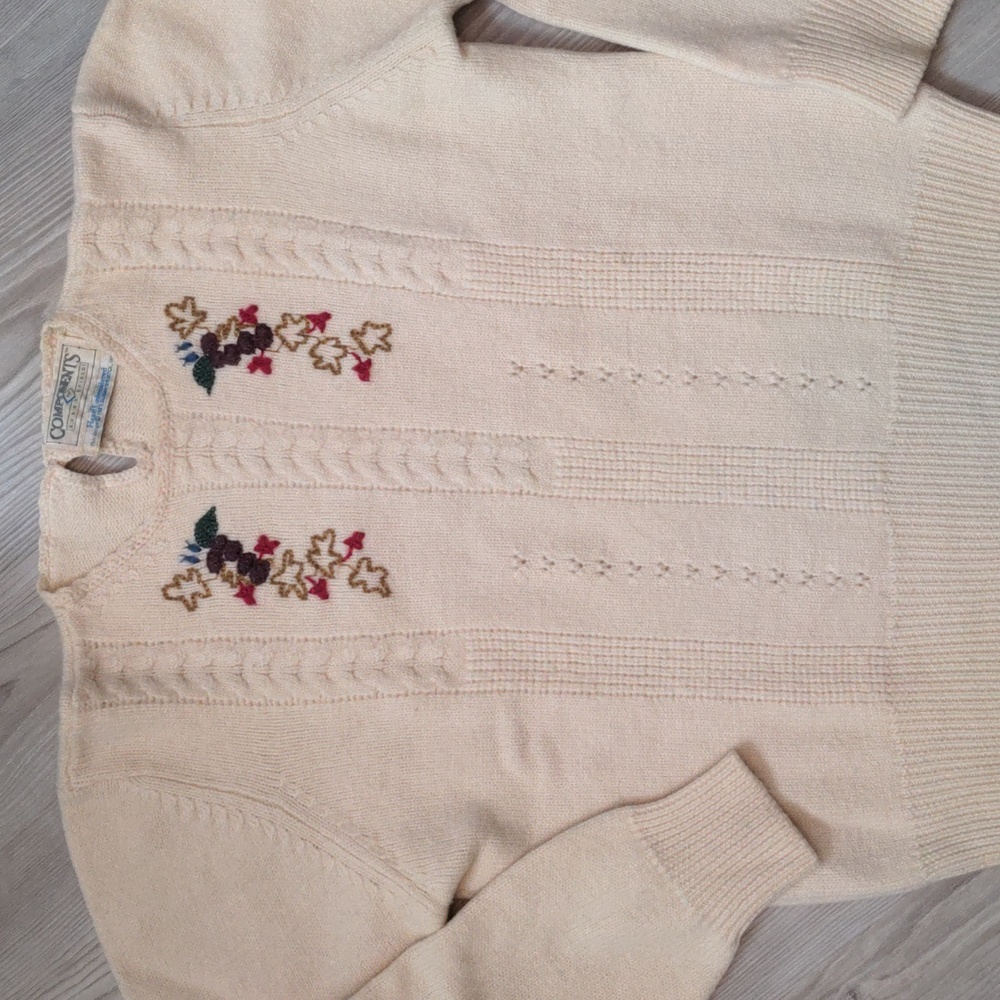 Vtg Hand embroidered lambs wool blend grape vine leaves sweater crewneck cute